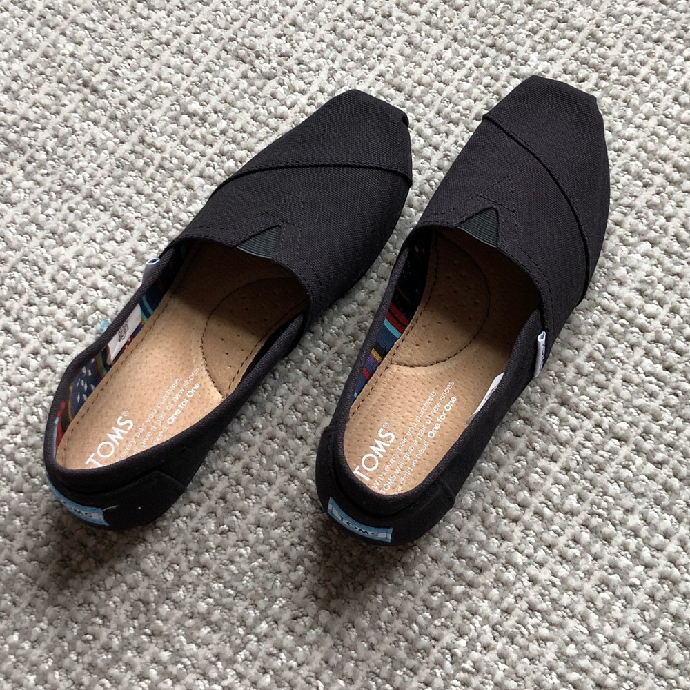 Toms (women’s) Black on Black Classic Canvas